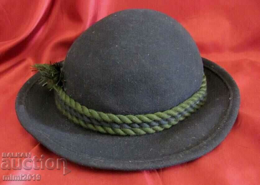 Delivery of 50's Antique Ladies Feather Felt Hat Delivery of 50's Antique Ladies Feather Felt Hat