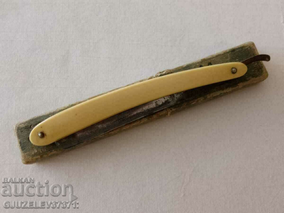 Old razor with price 19.00 BGN | € 9.71 Old razor with price 19.00 BGN | € 9.71