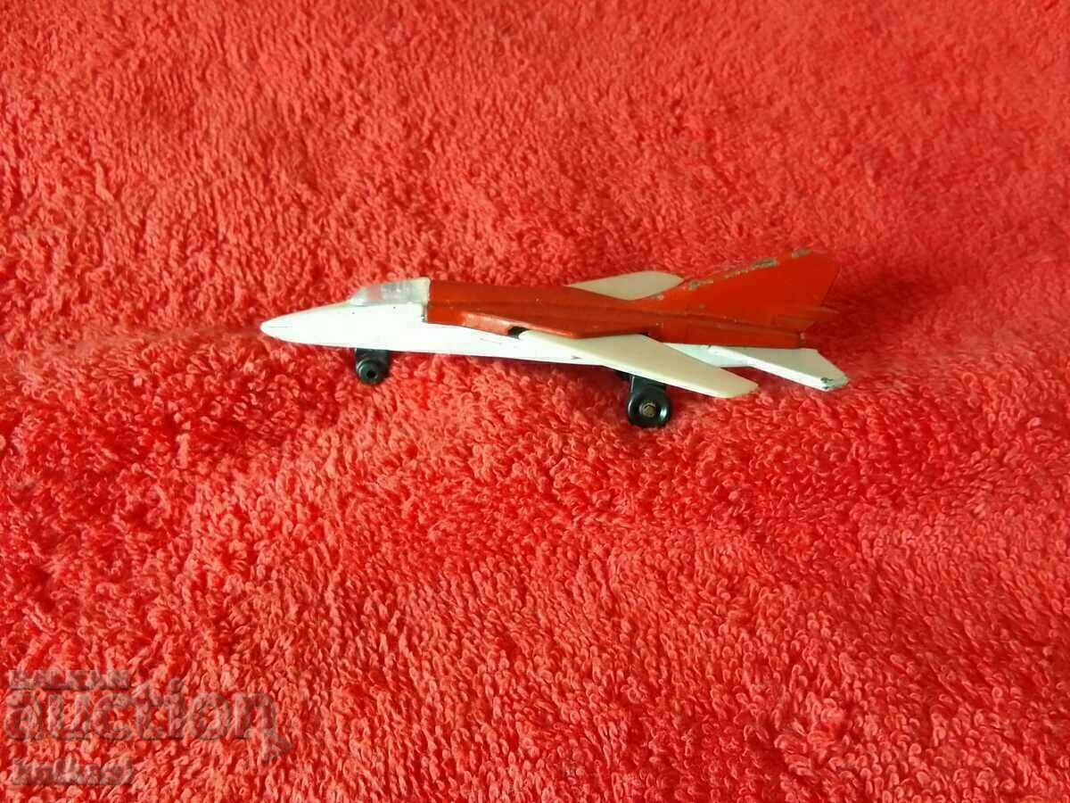 Vechi avion de luptă din metal cu aripi detașabile cu preț € 6.00 | 11.73 BGN