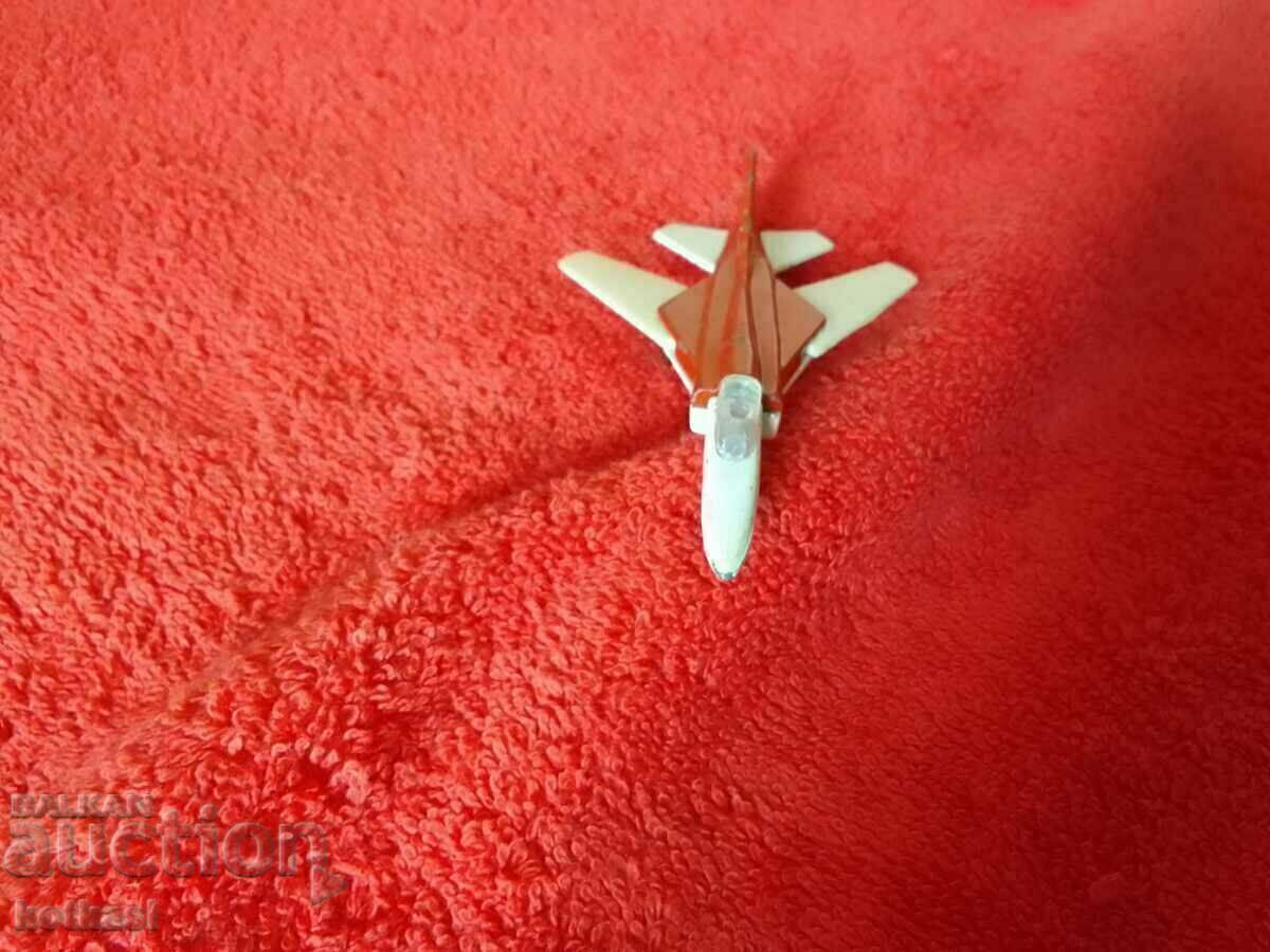 Licitație Vechi avion de luptă din metal cu aripi detașabile