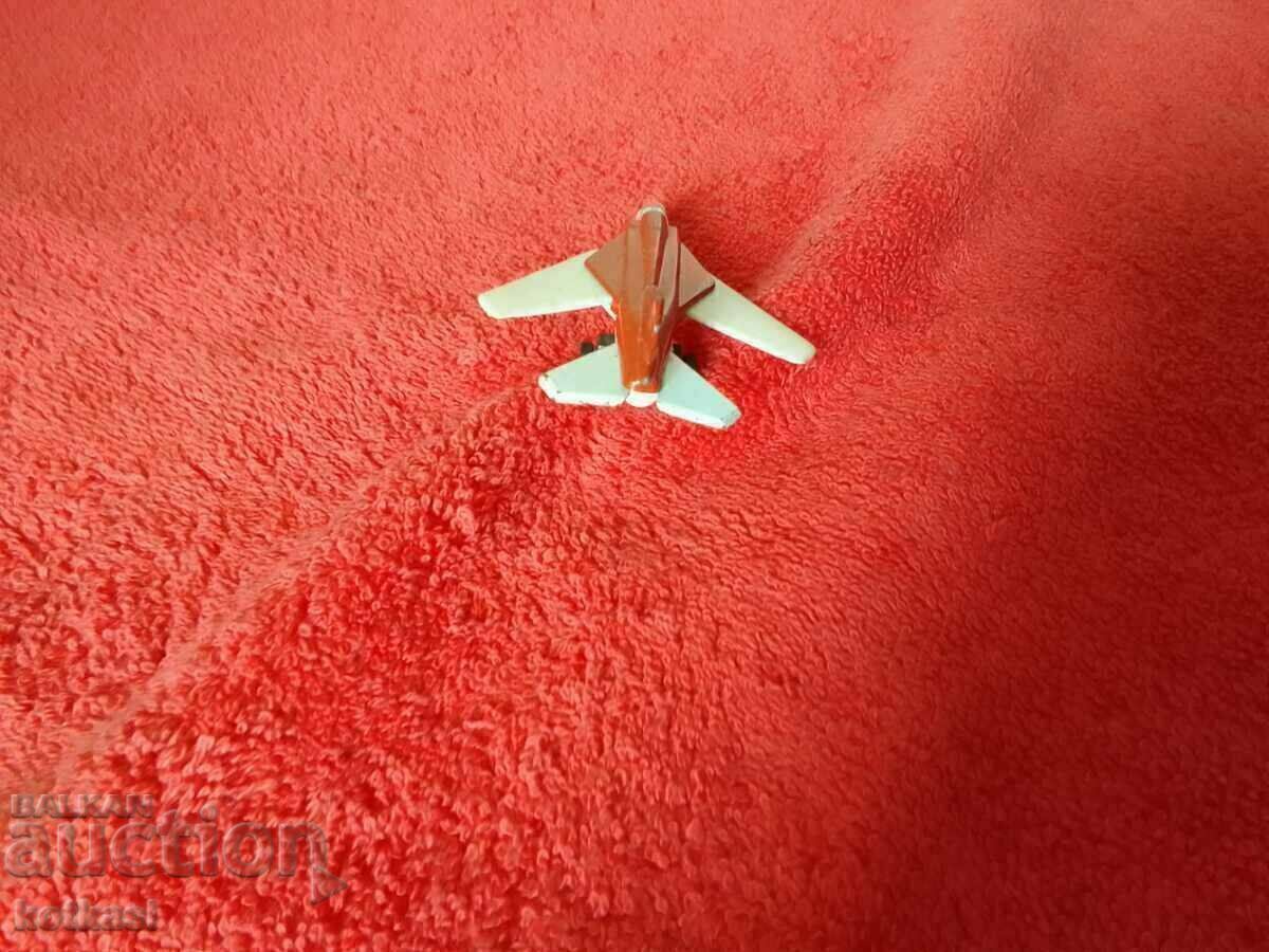 Vechi avion de luptă din metal cu aripi detașabile - 5