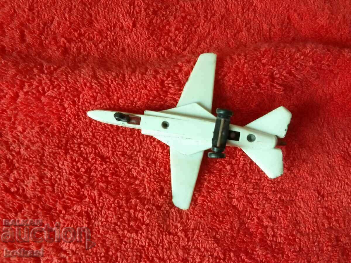 Vechi avion de luptă din metal cu aripi detașabile - 6