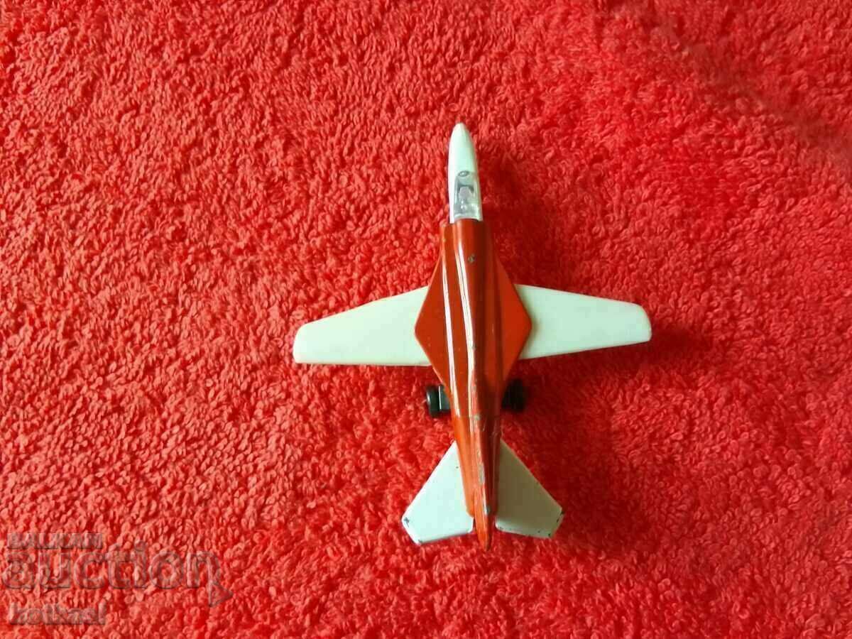 Vechi avion de luptă din metal cu aripi detașabile - 7