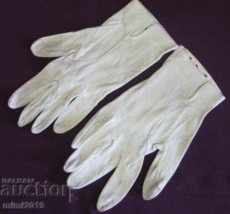 Mănuși din piele antică pentru femei din anii 30 din piele naturală cu preț 35.00 BGN | € 17.90 Mănuși din piele antică pentru femei din anii 30 din piele naturală cu preț 35.00 BGN | € 17.90