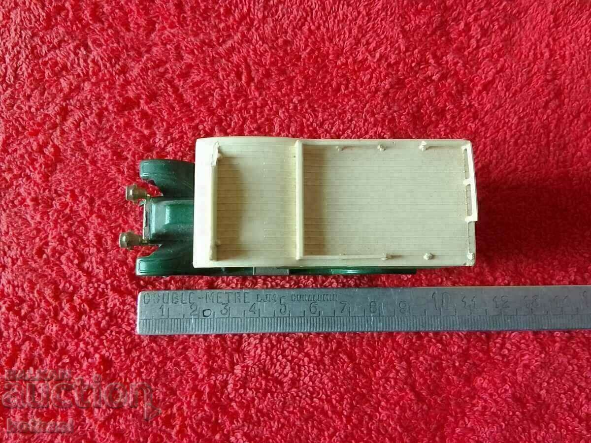 Camion cu cutie de chibrituri din metal vechi 1983 Anglia Anglia Renault cu preț € 18.50 | 36.18 BGN