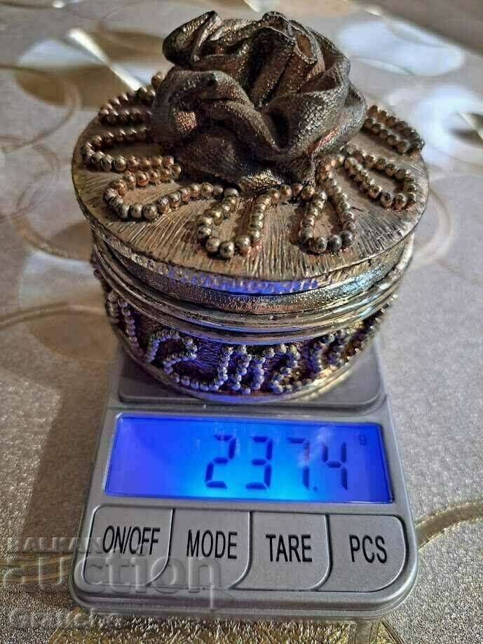 Exquisite metal jewelry box with price 20.00 BGN | € 10.23 Exquisite metal jewelry box with price 20.00 BGN | € 10.23