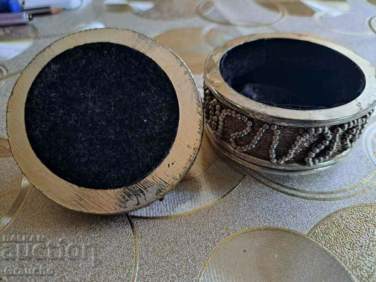 Delivery of Exquisite metal jewelry box Delivery of Exquisite metal jewelry box