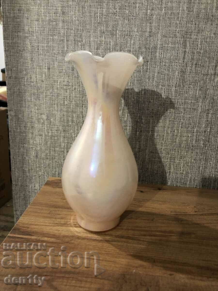 стара ваза от перлено стъкло