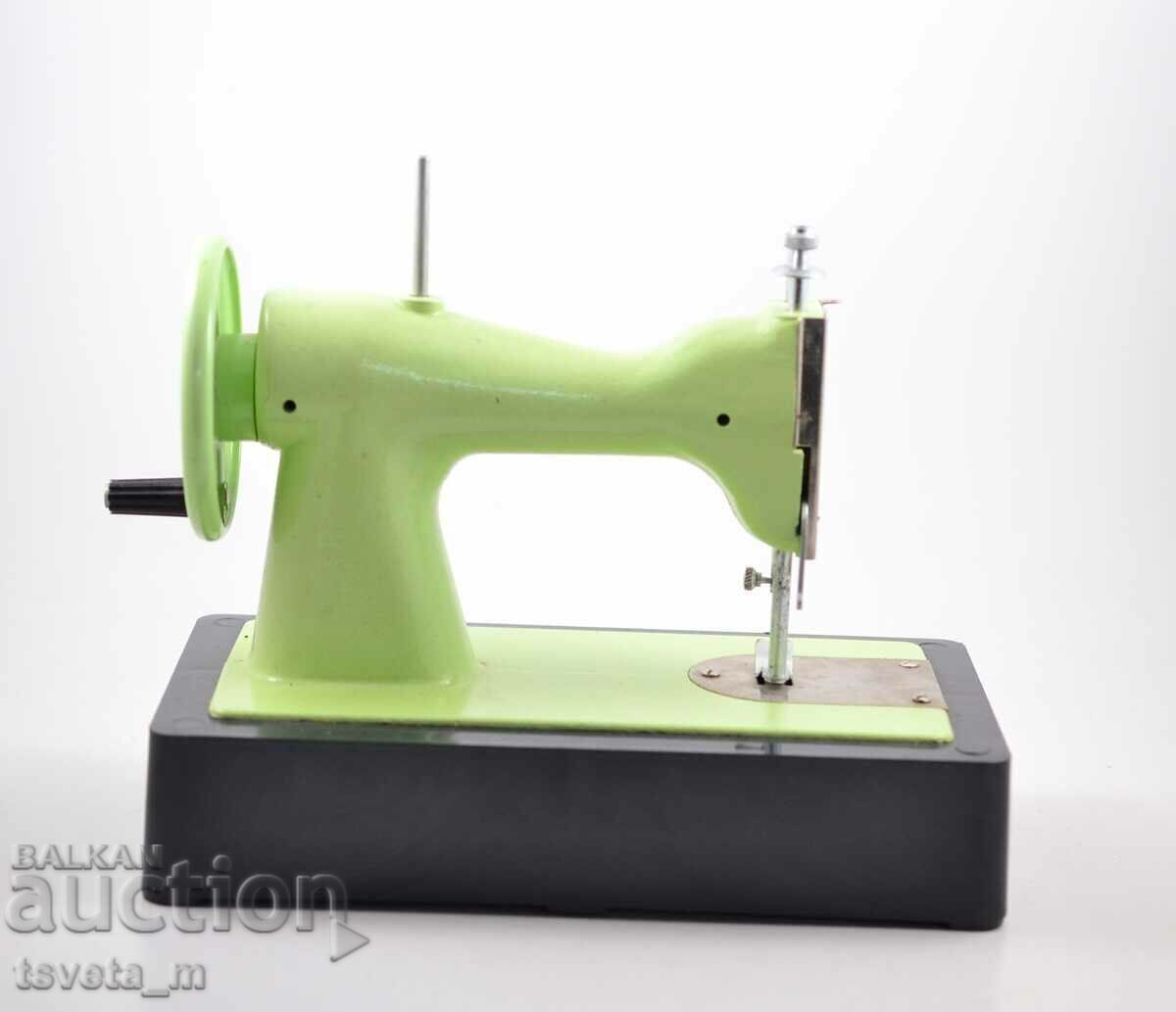 Mașină de cusut URSS metal și plastic, jucării pentru copii, socială cu preț € 10.00 | 19.56 BGN