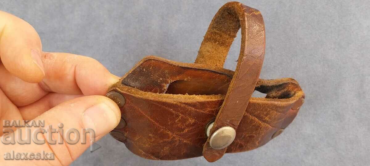 Кобур за пистолет с цена 13.00 лв. | € 6.65 Кобур за пистолет с цена 13.00 лв. | € 6.65