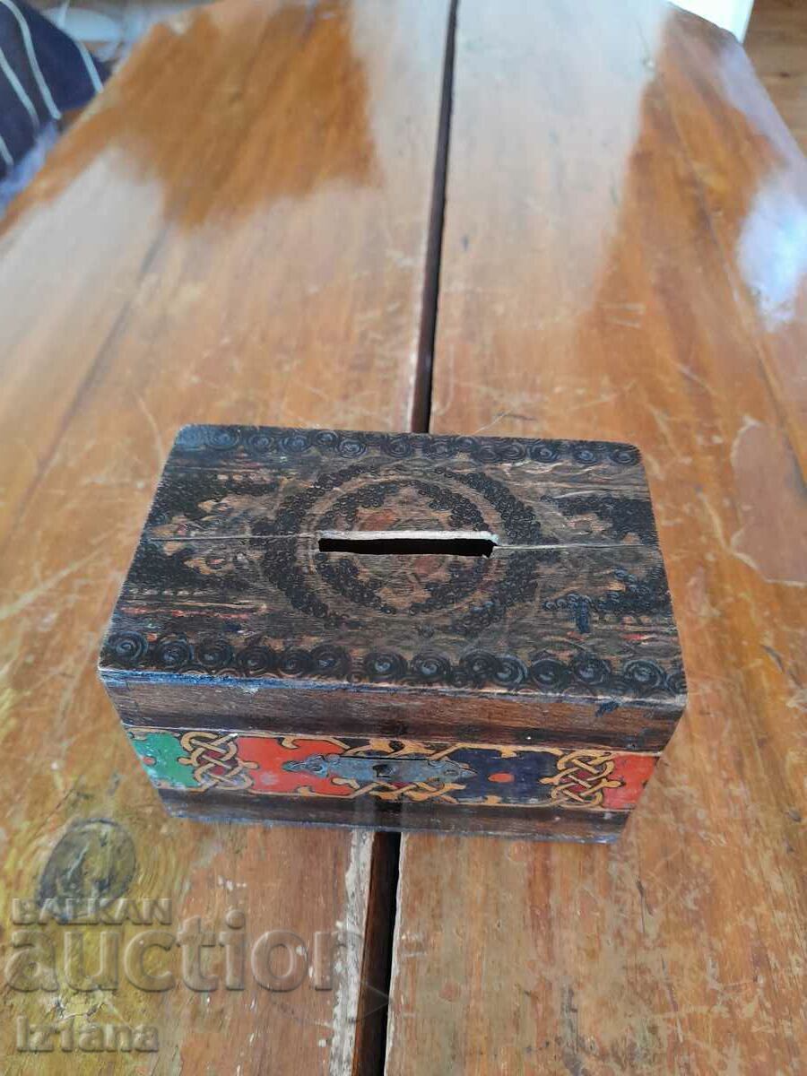 Pușculiță veche din lemn cu preț 30.00 BGN | € 15.34 Pușculiță veche din lemn cu preț 30.00 BGN | € 15.34