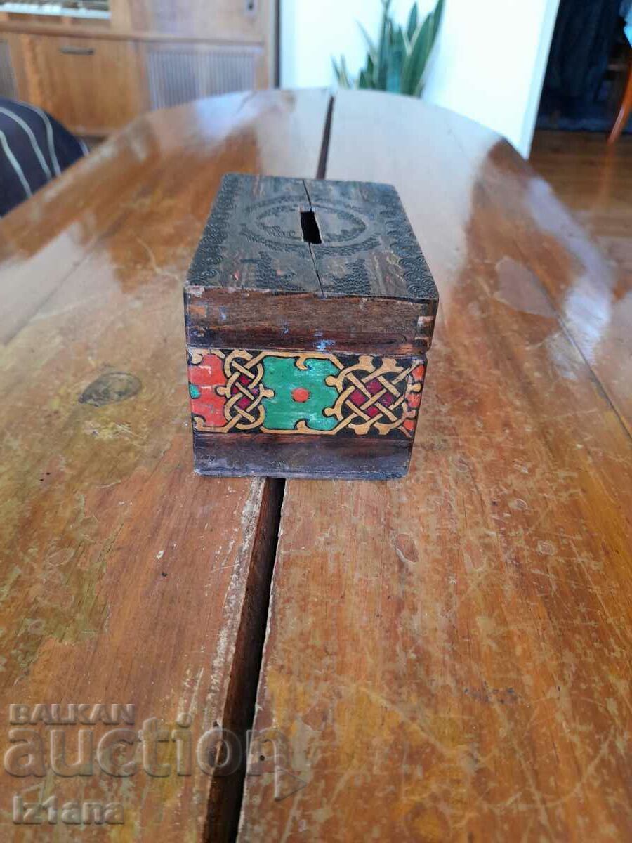 Licitație Pușculiță veche din lemn Licitație Pușculiță veche din lemn