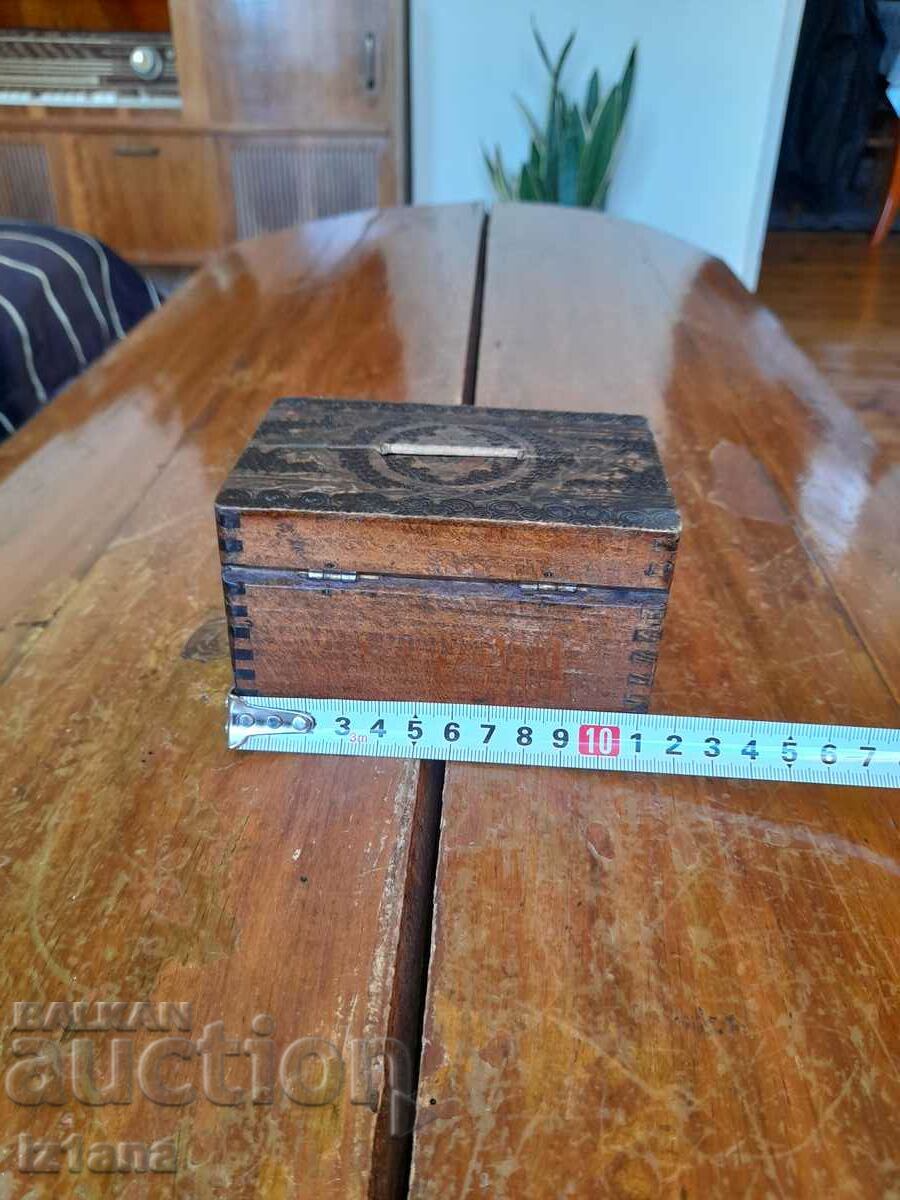 Livrarea Pușculiță veche din lemn Livrarea Pușculiță veche din lemn