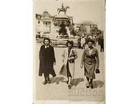 Bulgaria Old photo photography - three young women on the..