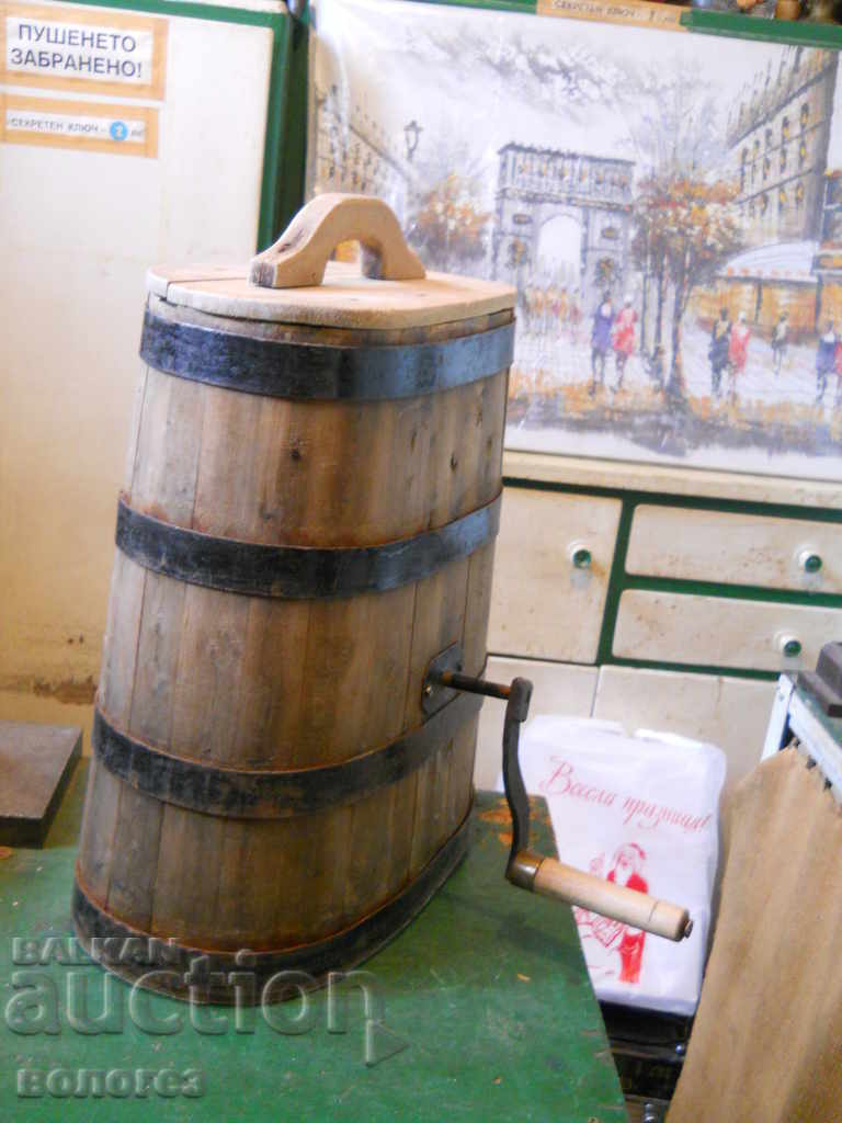 старинен дървен съд за биене на масло