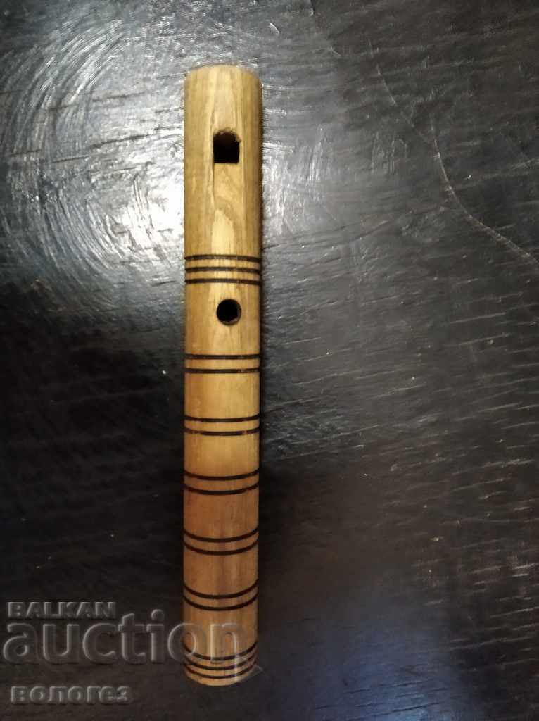 παλιό ξύλινο μουσικό όργανο - ντουτούκ