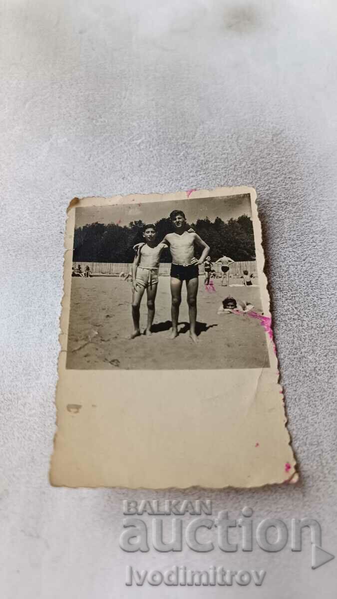 Φωτογραφία Δύο νεαροί άνδρες στην παραλία