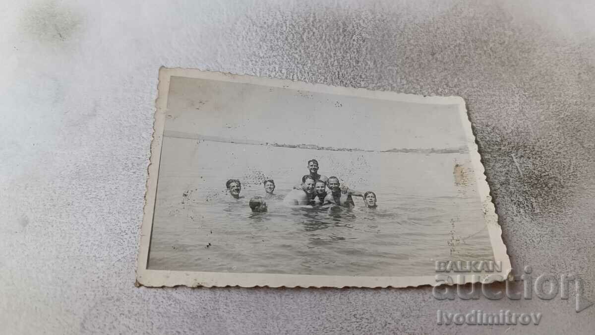 Снимка Бургас Младежи в морето 1945