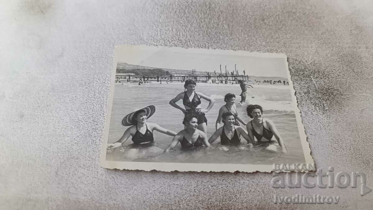 Fotografie Fete tinere pe plajă