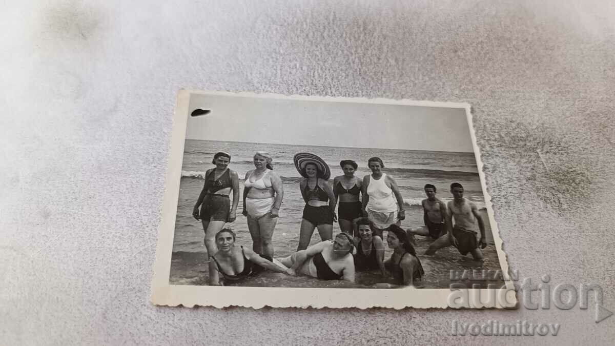 Foto Femei și bărbați pe plajă