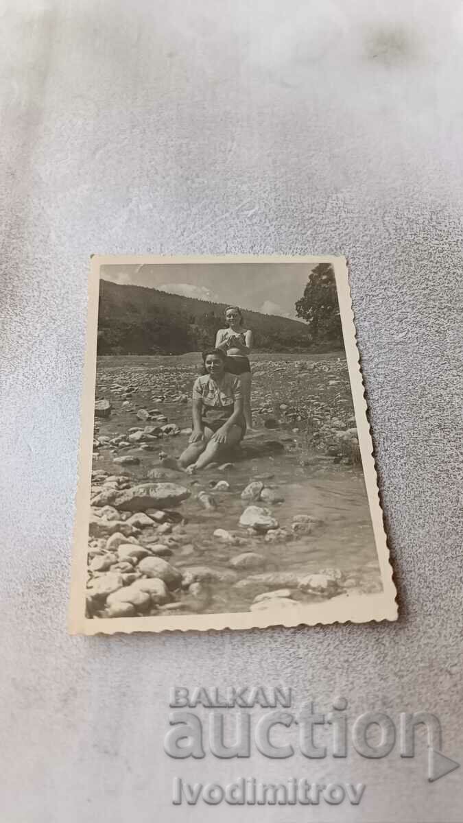Foto Femeie și fată în costum de baie în albia râului 1951