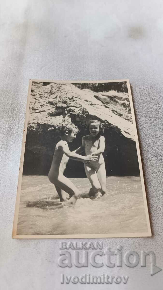 Φωτογραφία Αγόρι και κορίτσι στη θάλασσα