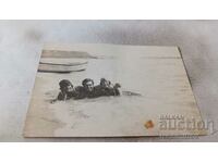 Снимка Младеж и две девойки на брега на морето