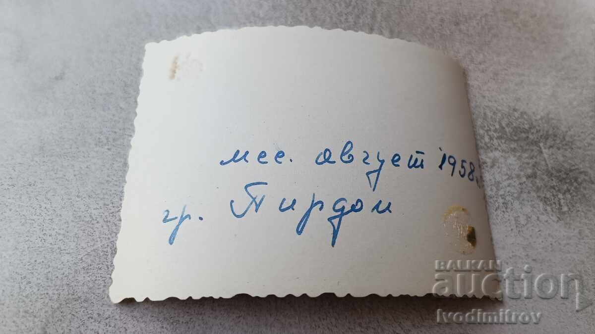 Φωτογραφία Pirdop Γυναίκες και παιδιά στο δρόμο 1958 με τιμή 2.45 BGN | € 1.25 Φωτογραφία Pirdop Γυναίκες και παιδιά στο δρόμο 1958 με τιμή 2.45 BGN | € 1.25