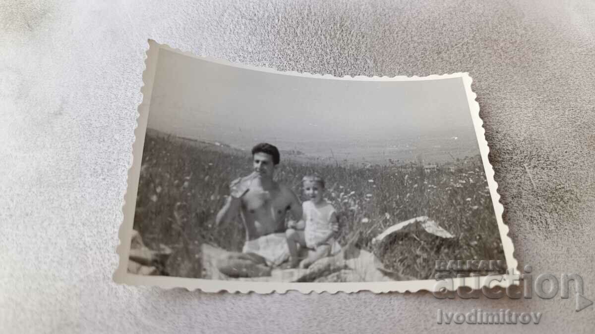 Снимка Витоша Мъж и момиченце на Ливадите под Драг. м-р 1968