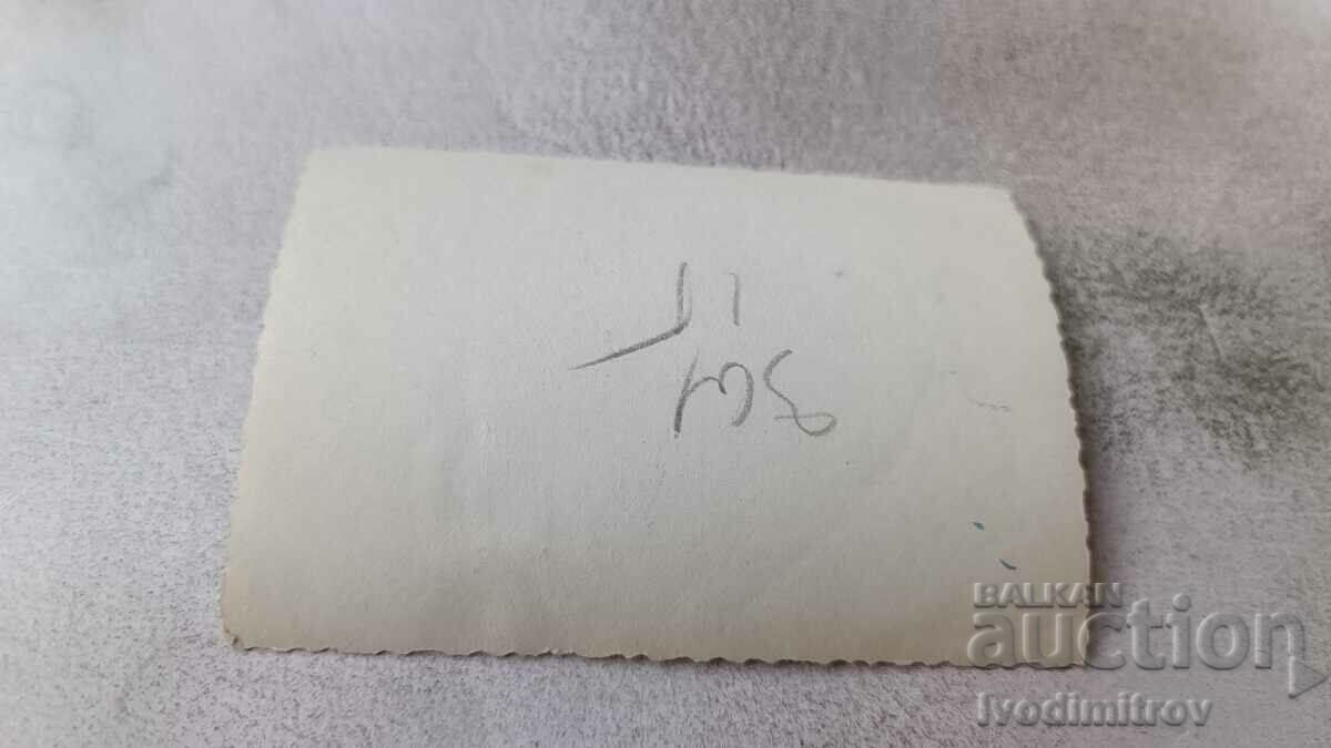 Φωτογραφία Ένας νεαρός άνδρας και δύο κορίτσια σε έναν γκρεμό πάνω από τη θάλασσα με τιμή 1.65 BGN | € 0.84 Φωτογραφία Ένας νεαρός άνδρας και δύο κορίτσια σε έναν γκρεμό πάνω από τη θάλασσα με τιμή 1.65 BGN | € 0.84