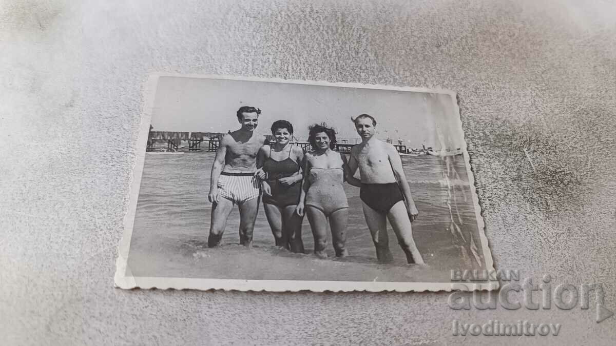 Снимка Двама мъже и две жени на брега на морето 1947