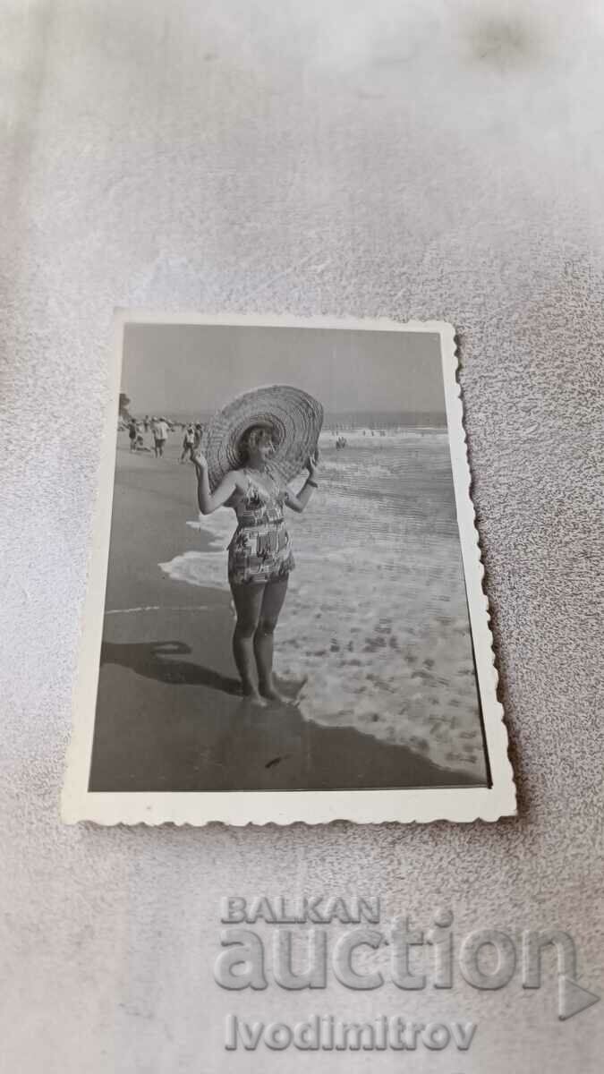 Photo Woman with a sombrero on the beach