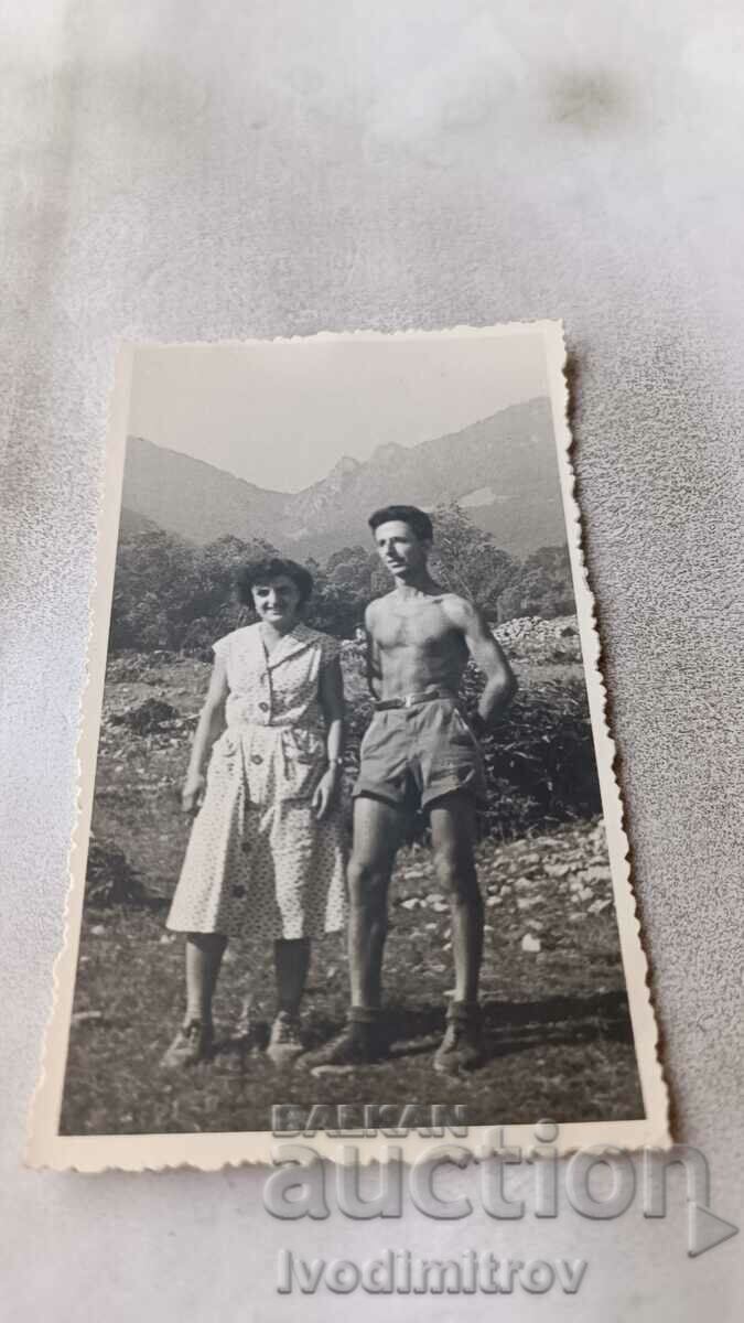 Снимка Витоша Мъж с къси панталони и жена в планината 1956