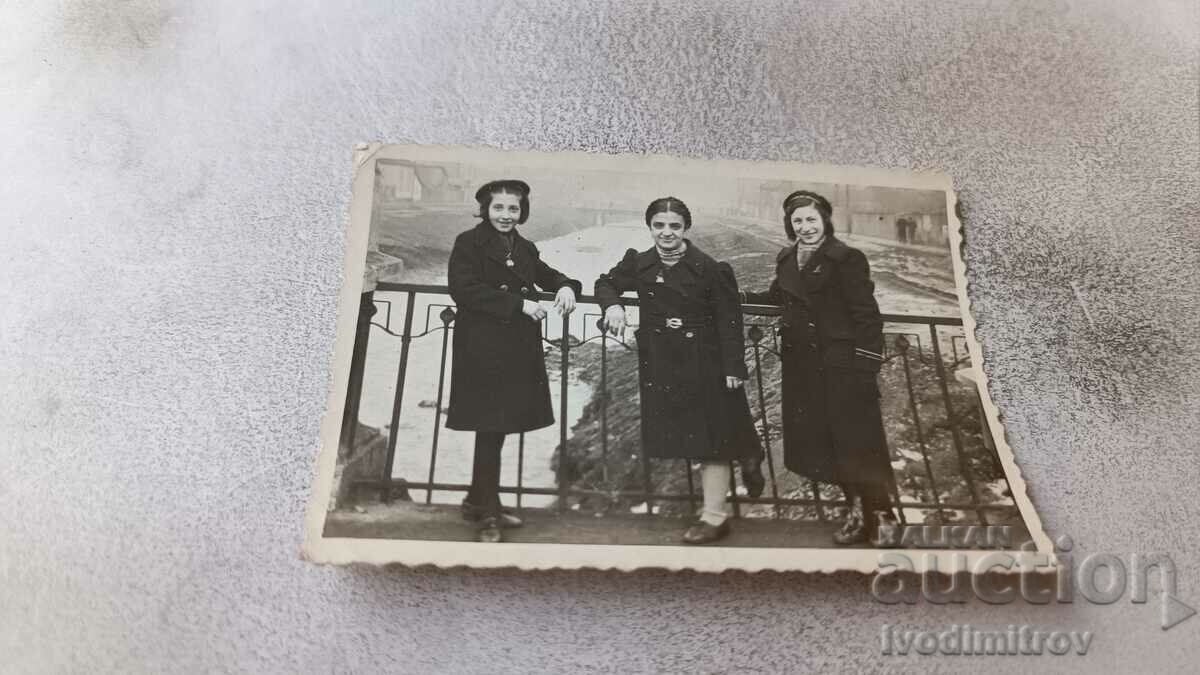 Φωτογραφία Σοφία Τρία νεαρά κορίτσια σε μια γέφυρα 1940