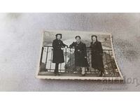 Снимка София Три млади момичета на мостче 1940