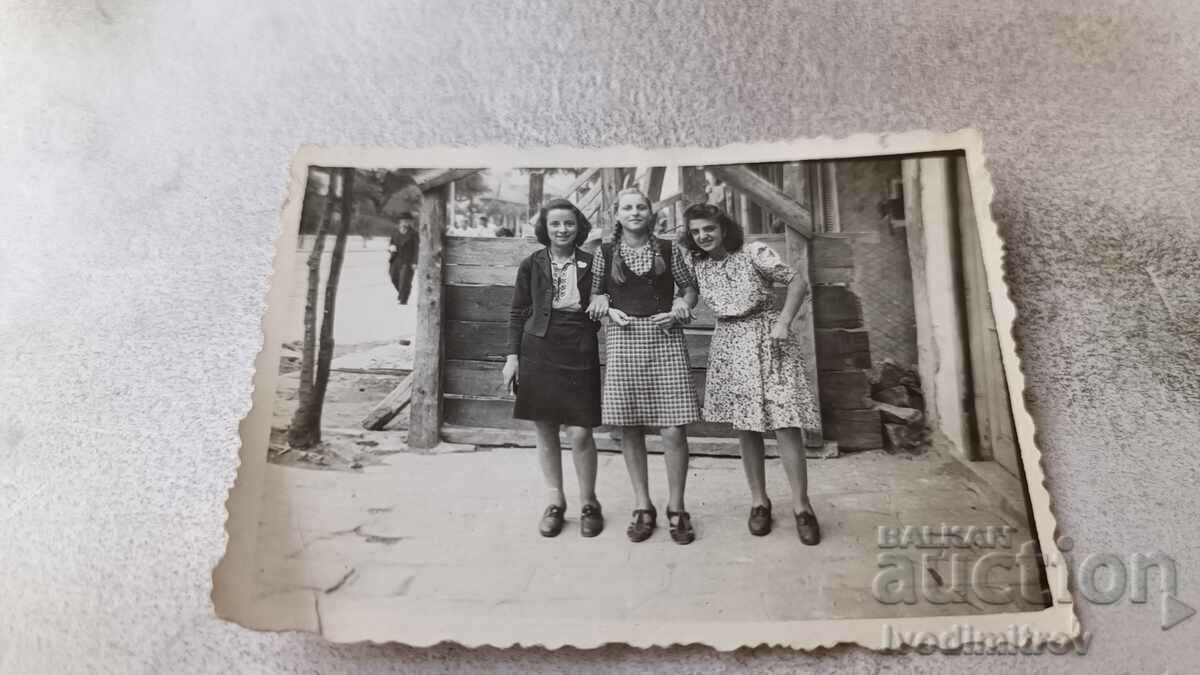 Φωτογραφία Σοφία Τρία νεαρά κορίτσια στο πεζοδρόμιο