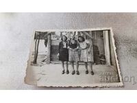 Foto Sofia Trei fete tinere pe trotuar