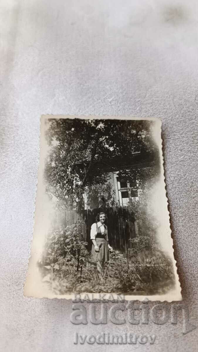 Fotografie Sofia O fată tânără în curtea casei ei, 1945