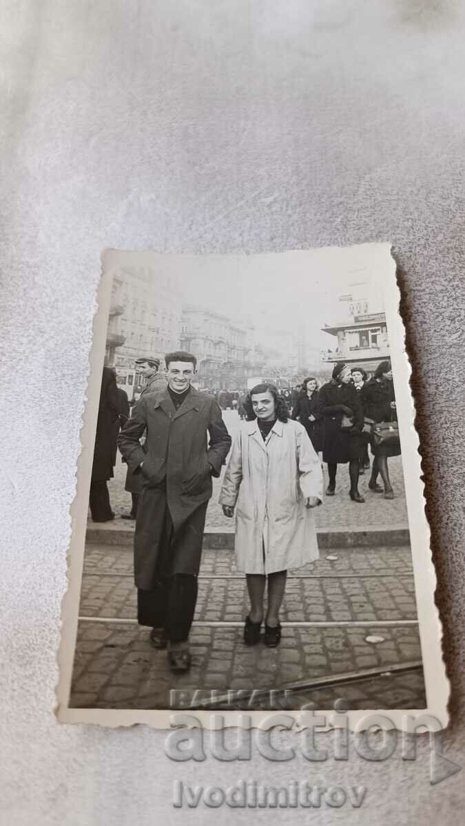 Снимка София Млад мъж и младо момиче на улицата 1943