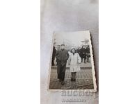 Φωτογραφία Σοφία Ένας νεαρός άνδρας και ένα νεαρό κορίτσι στο δρόμο 1943