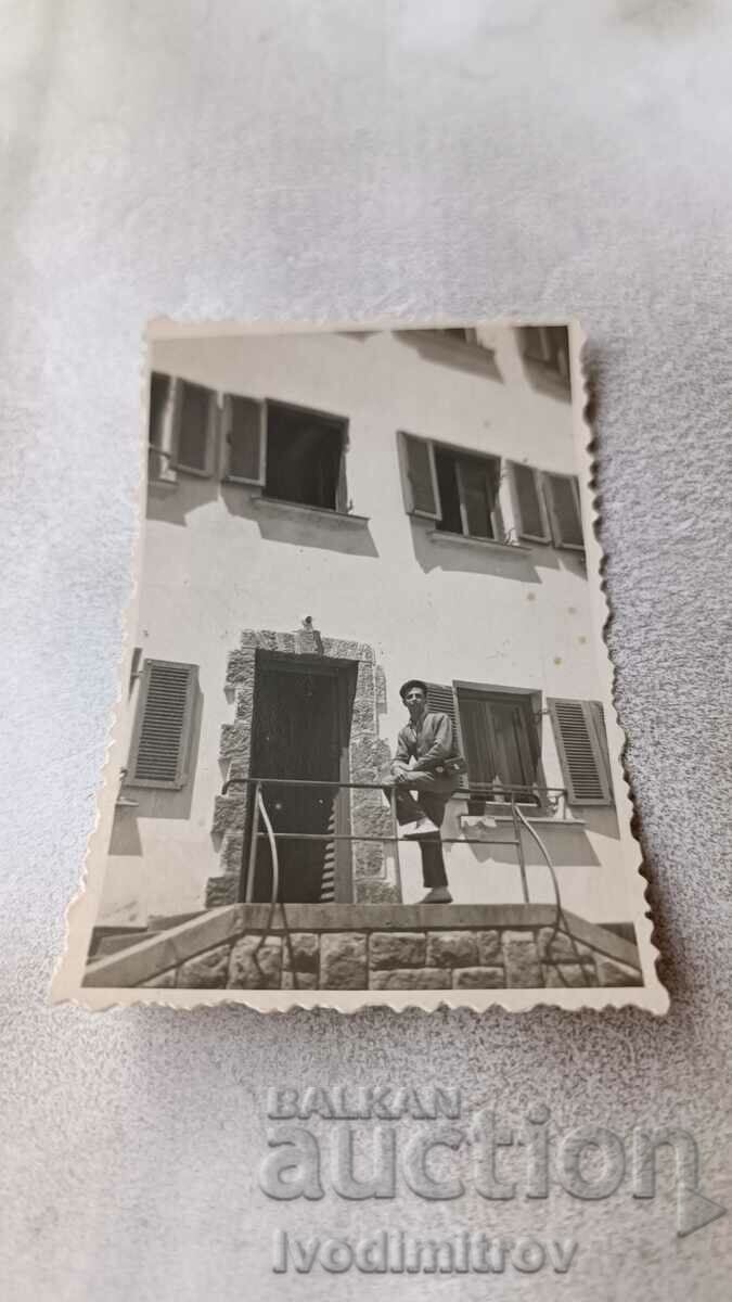 Снимка Витоша Млад мъж на хижа Тинтява 1956