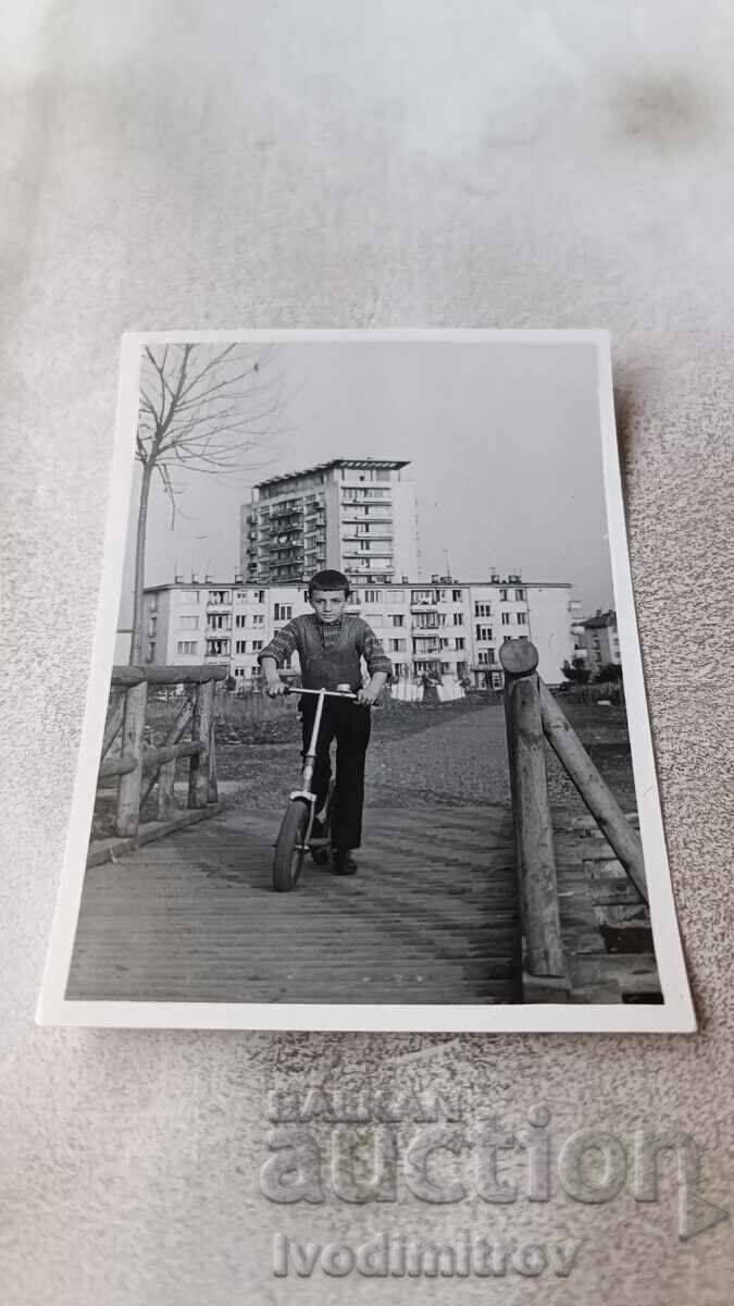 Σ. Σοφία Ένα αγόρι με σκούτερ στο δρόμο για το Χιλιόμετρο 1968