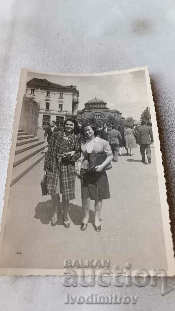 Photo Sofia Two young girls in front of the Courthouse 1947