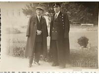 България Стара снимка фотография 1953г. Двама мъже на почи..
