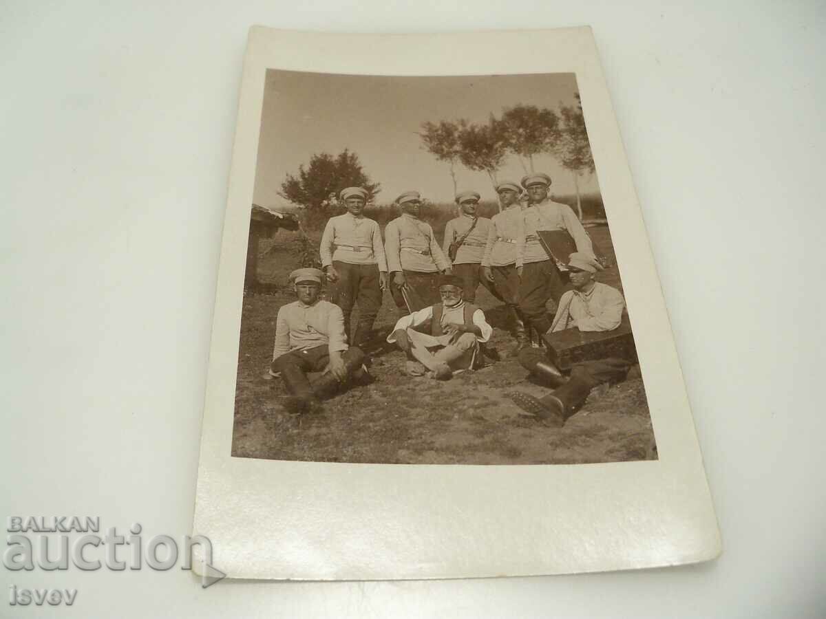 Soldații și un bătrân vechi carte poștală-foto