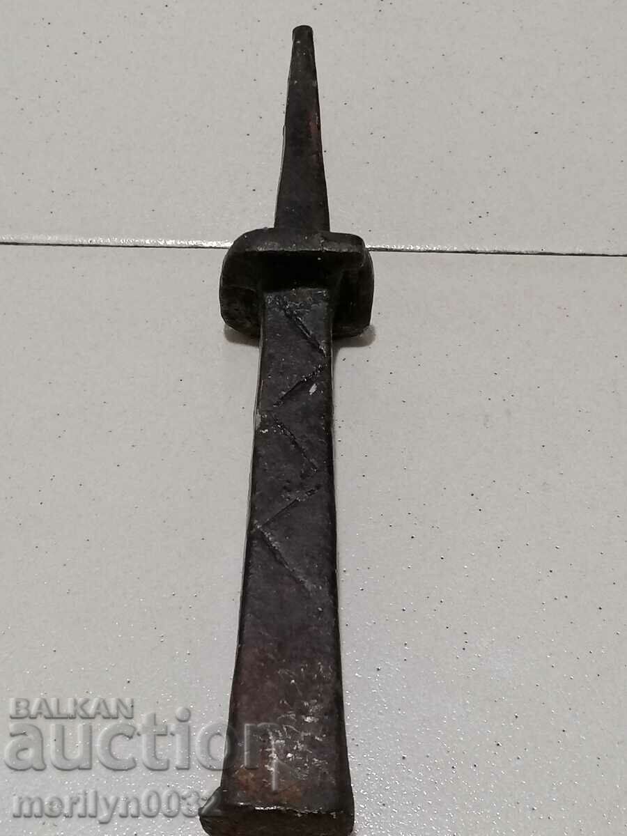 Auction  Old anvil for clipping hair, wrought iron