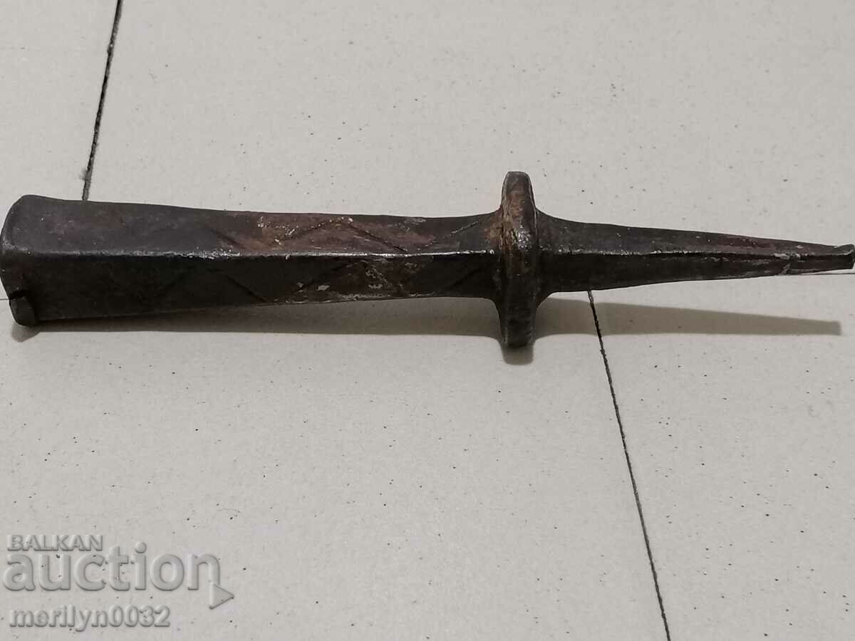 Old anvil for clipping hair, wrought iron - 7