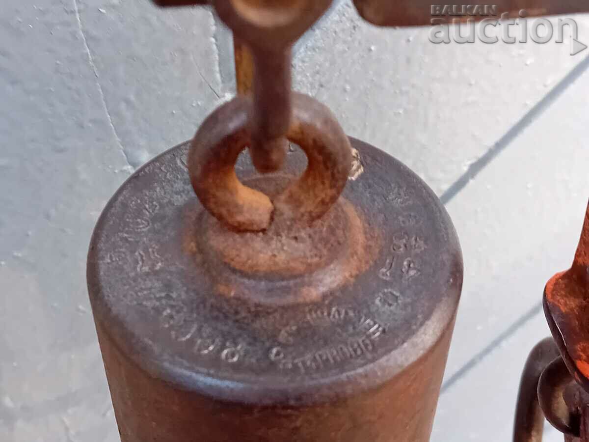 Delivery of old scales with a pavanza and a hook weighing 30 kg Delivery of old scales with a pavanza and a hook weighing 30 kg