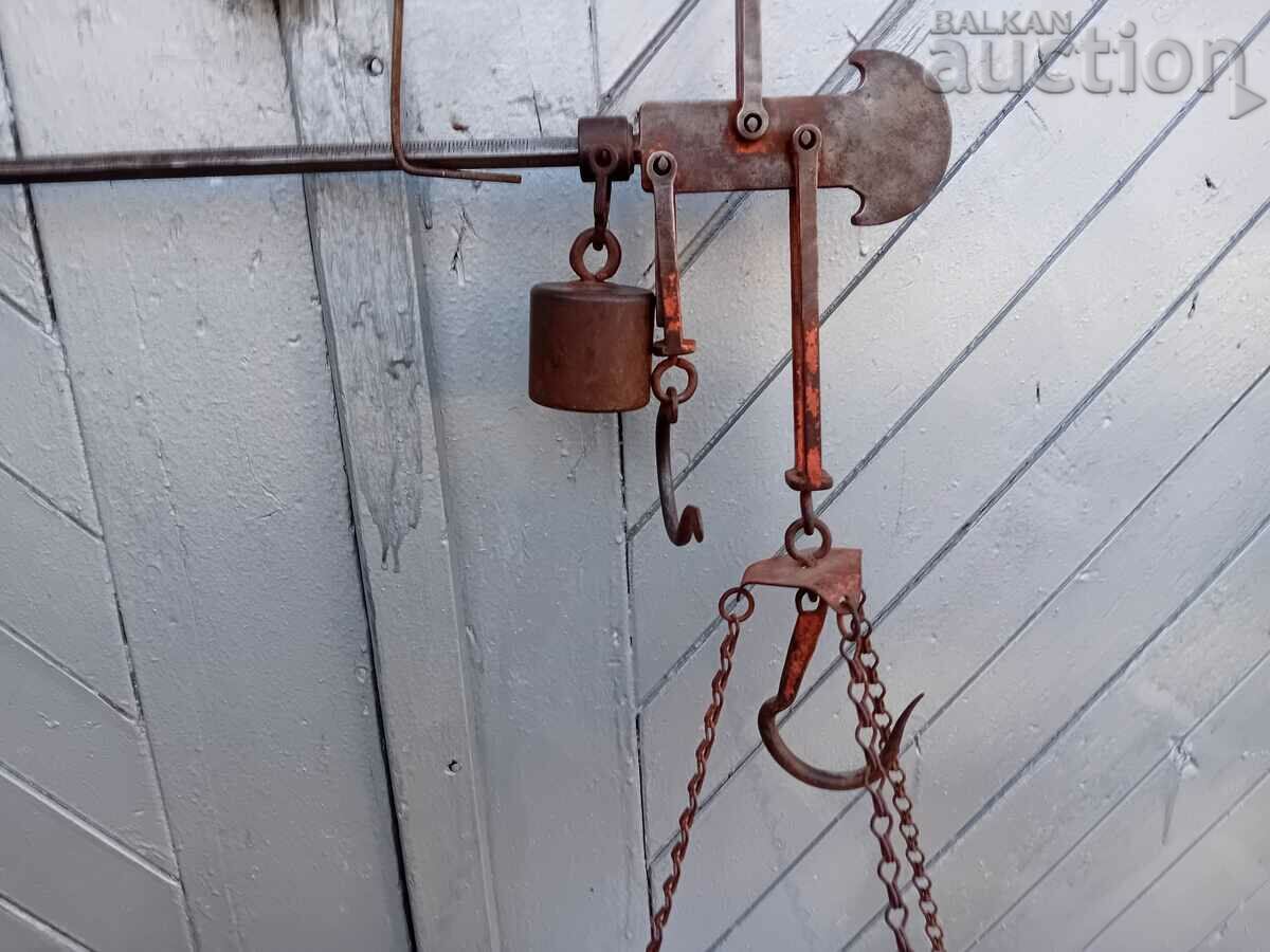 old scales with a pavanza and a hook weighing 30 kg - 6 old scales with a pavanza and a hook weighing 30 kg - 6