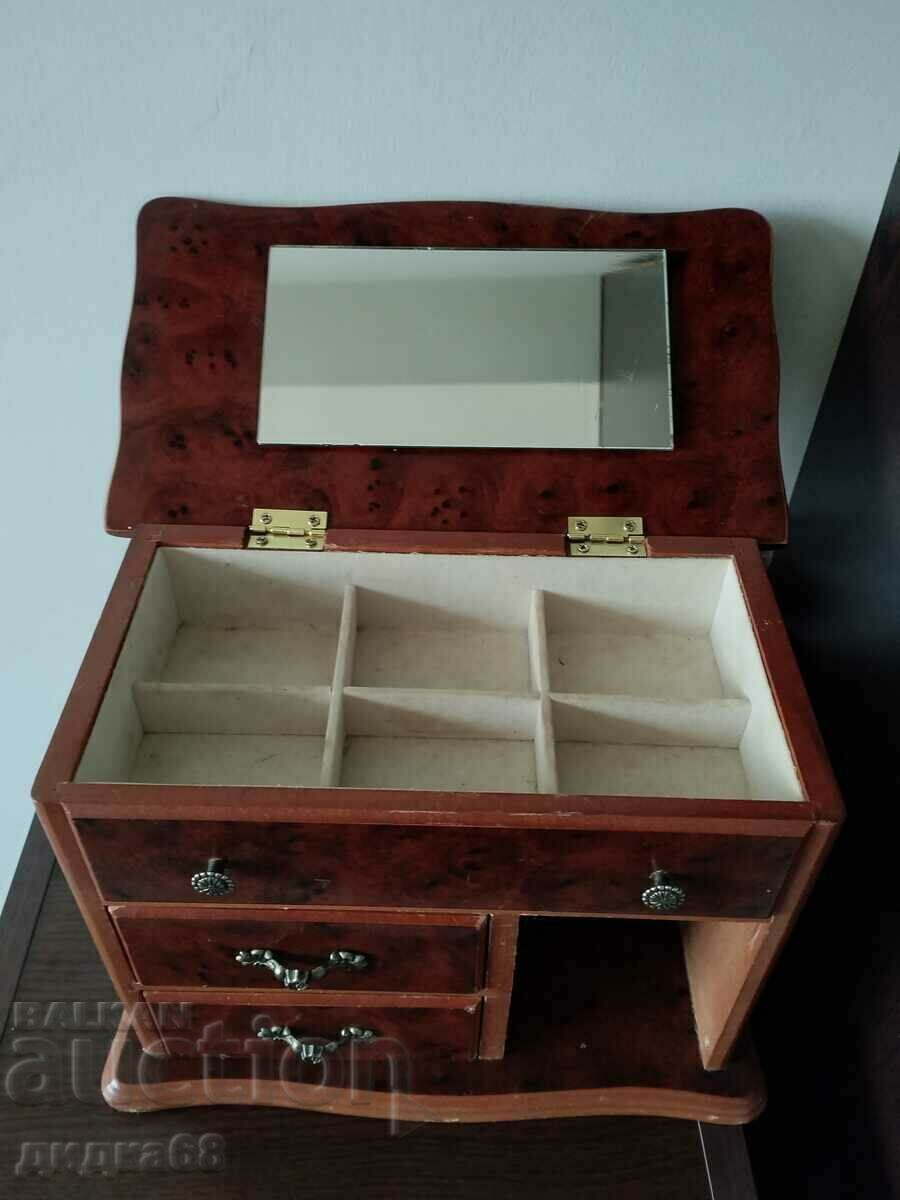 Дървена кутия за бижута с цена € 10.23 | 20.01 лв. Дървена кутия за бижута с цена € 10.23 | 20.01 лв.